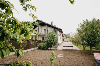 Сучасний будинок 207 м,кв. у Кучурові, 7 сот.