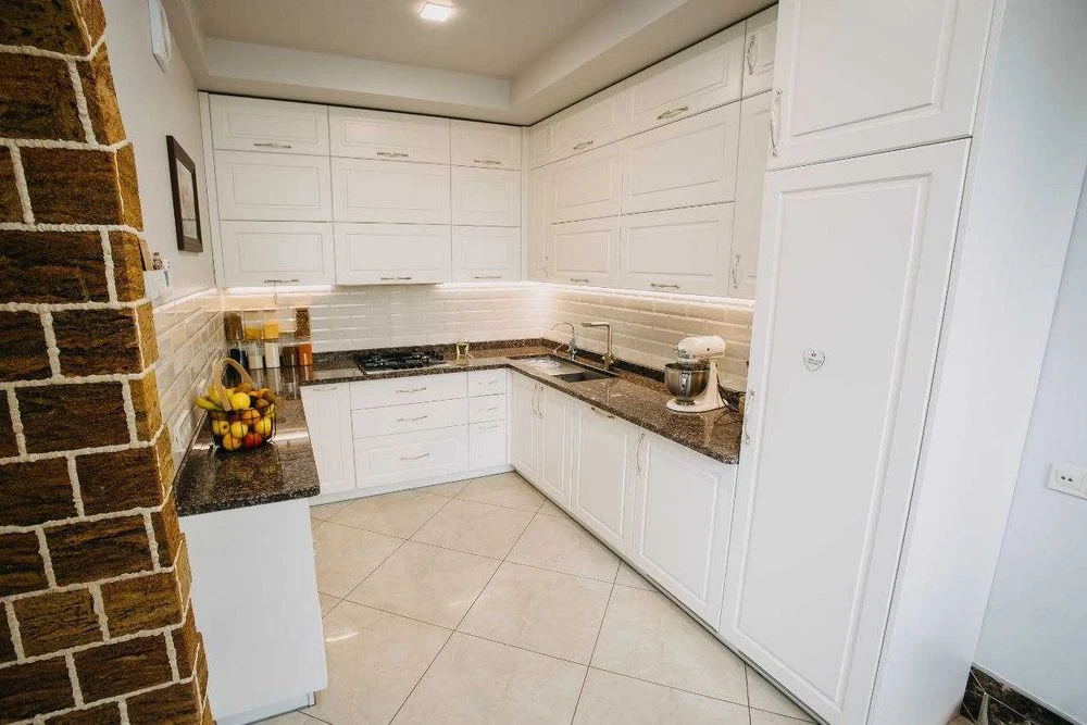 Сучасний будинок 207 м,кв. у Кучурові, 7 сот.