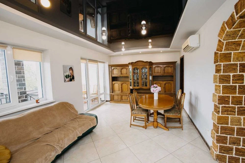 Сучасний будинок 207 м,кв. у Кучурові, 7 сот.