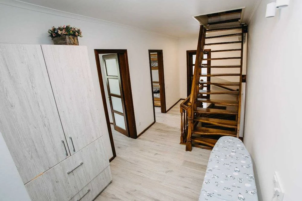 Сучасний будинок 207 м,кв. у Кучурові, 7 сот.