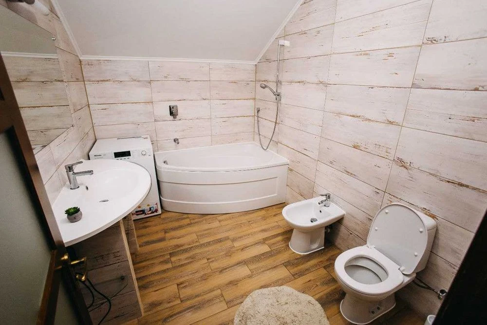 Сучасний будинок 207 м,кв. у Кучурові, 7 сот.
