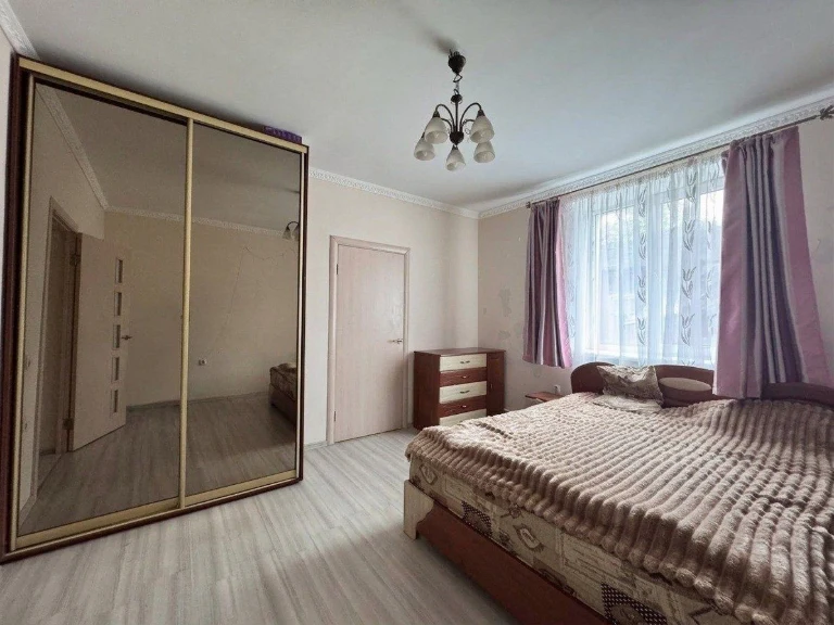 Продаж 2-кімнатної квартири по вул. Карпинця, неподалік  гот