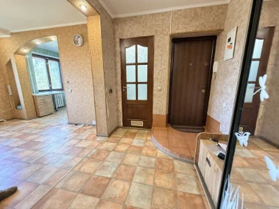 Продаж 3к, браїлки поряд з ринком, 63м2