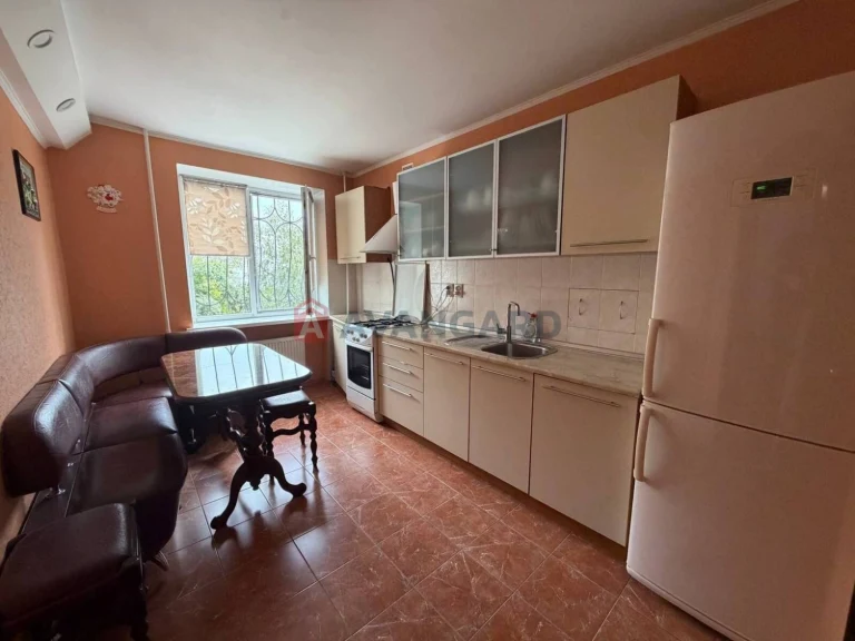 4-х квартира, меблі і техніка залишаються, 2 поверх