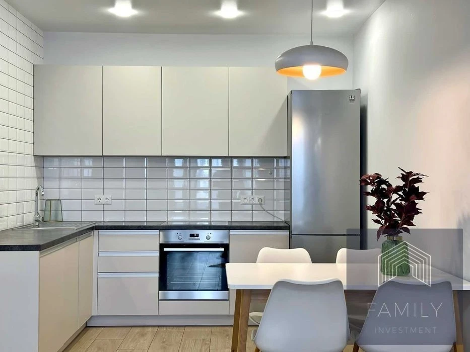 80m² in the residential complex "Slavutich", 2 bedrooms, panoramic view, metro 1 min.