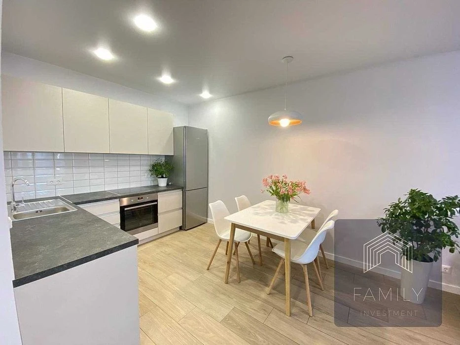 80m² in the residential complex "Slavutich", 2 bedrooms, panoramic view, metro 1 min.