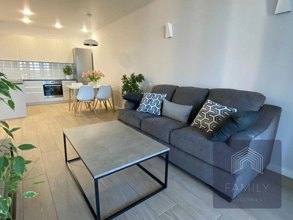 80m² in the residential complex "Slavutich", 2 bedrooms, panoramic view, metro 1 min.