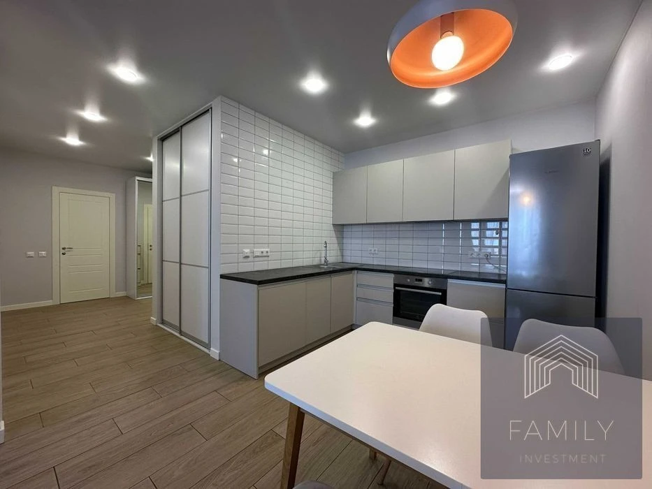 80m² in the residential complex "Slavutich", 2 bedrooms, panoramic view, metro 1 min.