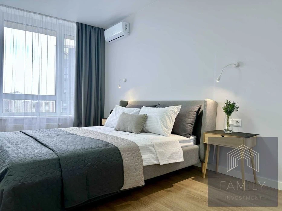 80m² in the residential complex "Slavutich", 2 bedrooms, panoramic view, metro 1 min.