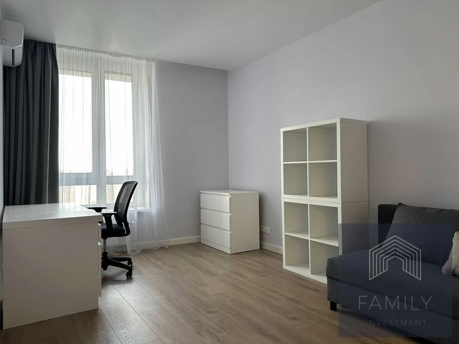 80m² in the residential complex "Slavutich", 2 bedrooms, panoramic view, metro 1 min.
