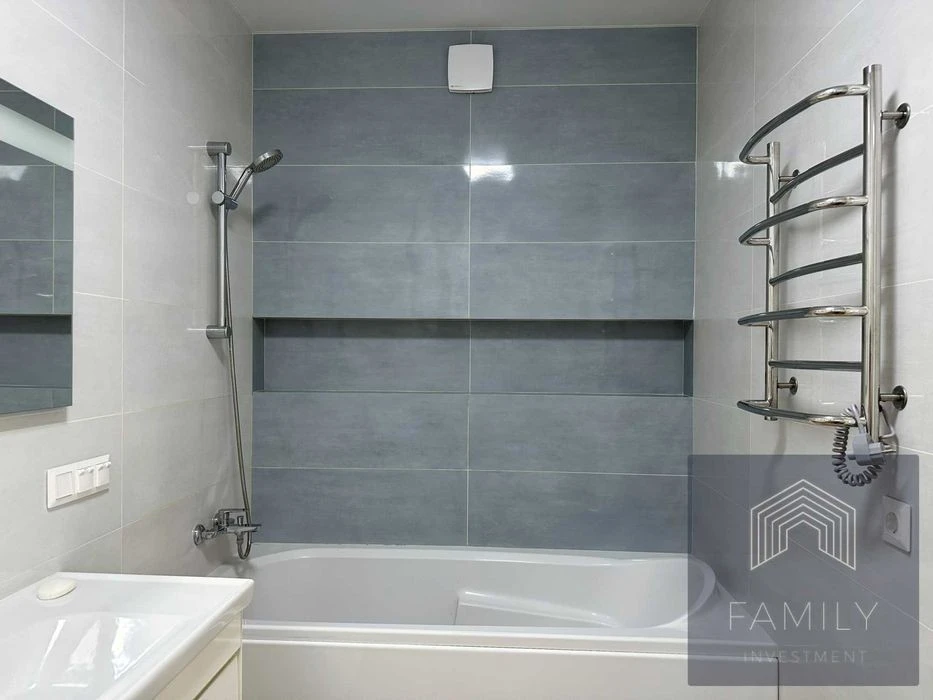 80m² in the residential complex "Slavutich", 2 bedrooms, panoramic view, metro 1 min.