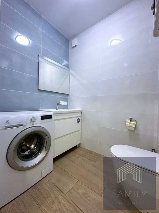 80m² in the residential complex "Slavutich", 2 bedrooms, panoramic view, metro 1 min.