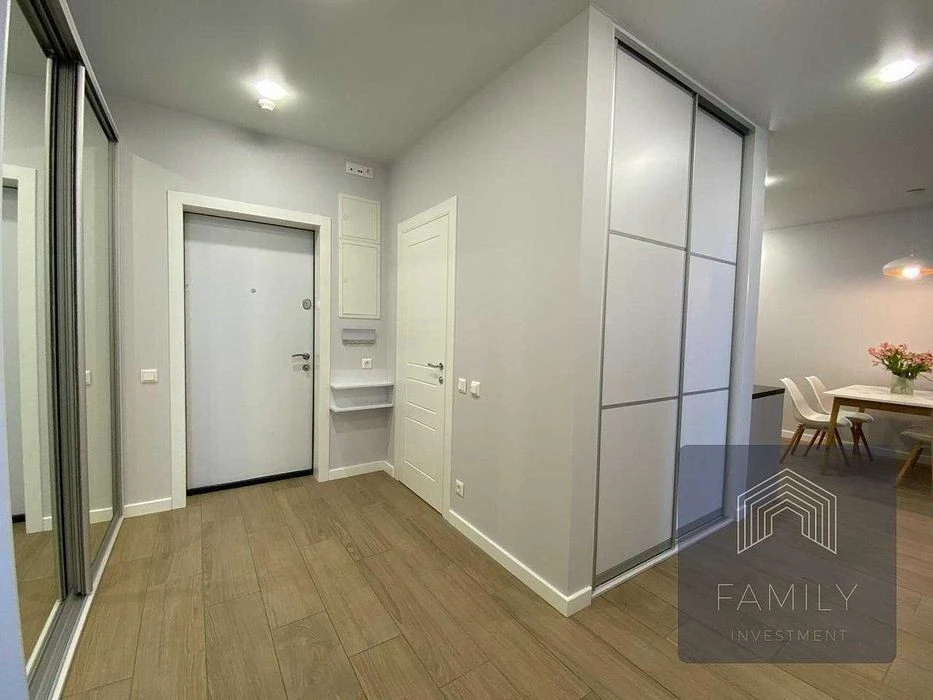 80m² in the residential complex "Slavutich", 2 bedrooms, panoramic view, metro 1 min.