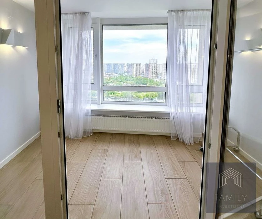 80m² in the residential complex "Slavutich", 2 bedrooms, panoramic view, metro 1 min.