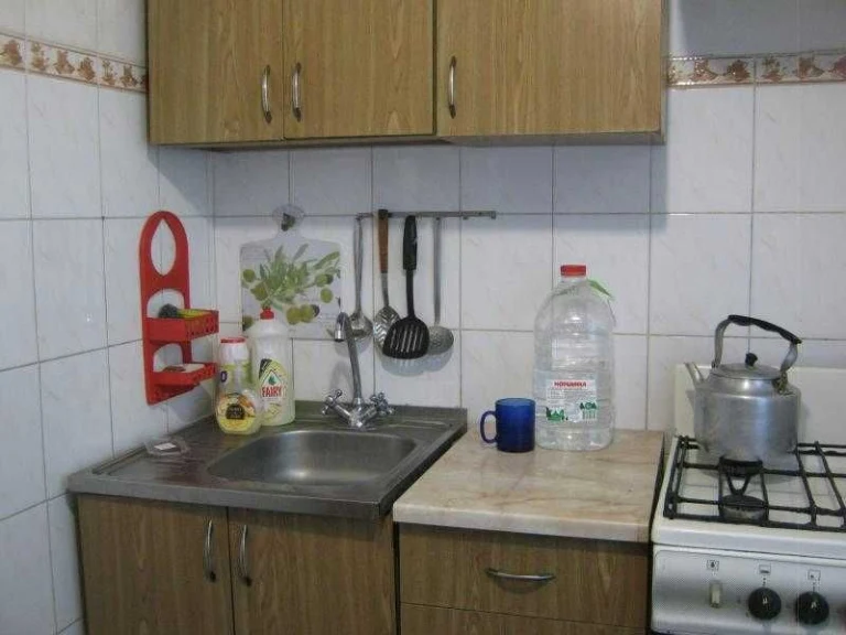 Продам квартиру на Салтовке в жилом состоянии.