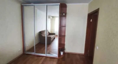 Продам 2 ком квартиру ул  Иллинска10/12  46м2  возле  м Холо
