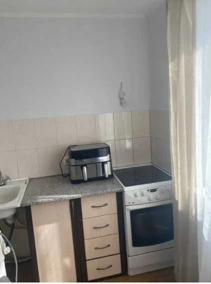 Продам 2 ком квартиру ул  Иллинска10/12  46м2  возле  м Холо