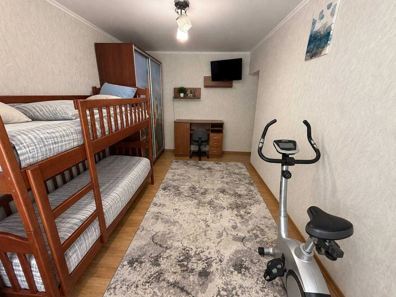 Продаж 2-кімнатної квартири в цегляному будинку по вул. Мико