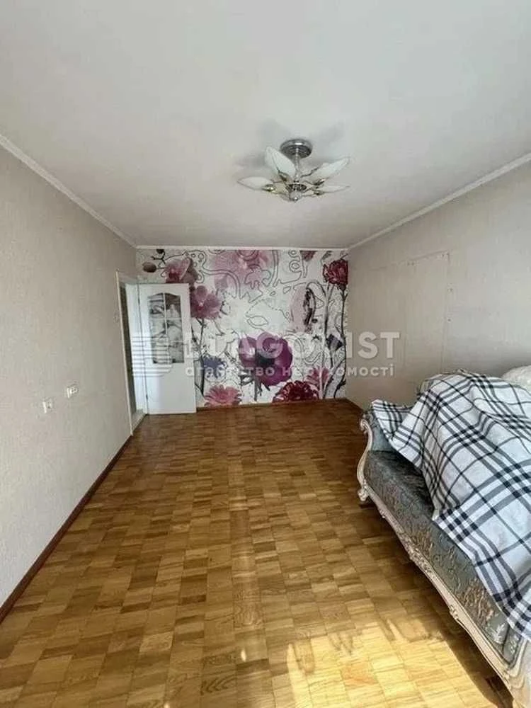 Продам 2 кімнатну квартиру вул Чорнобильска 20 метро Академм