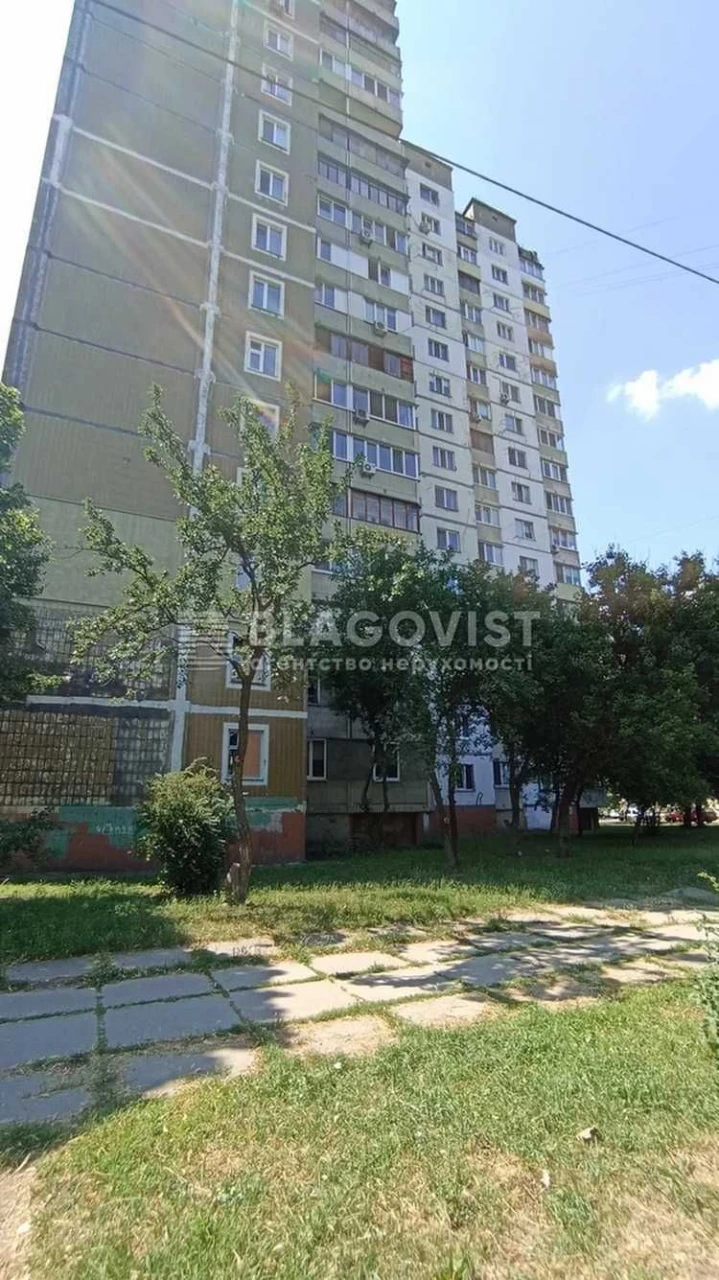 Продам 2 кімнатну квартиру вул Чорнобильска 20 метро Академм