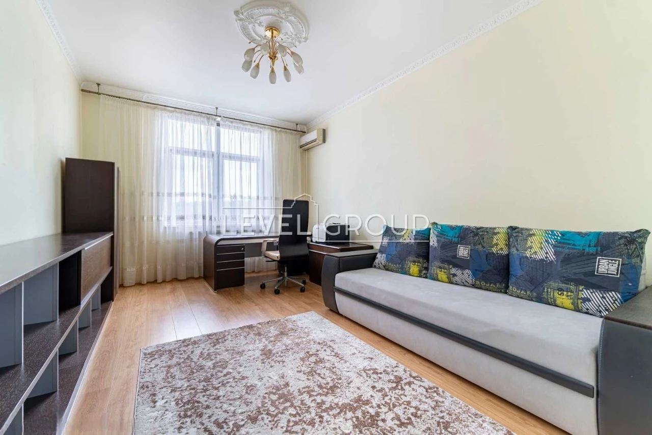 Продаж 4-кімнатної квартири в центрі Києва в ЖК Пори Року/Мо