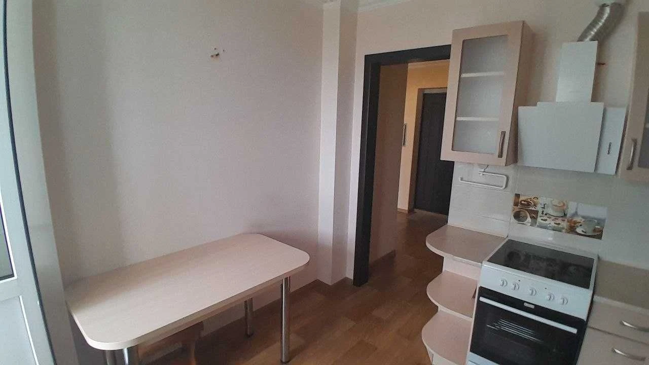Ю.Поправки 14, продам 1 кімнатну з  ремонтом , м.Чернігівськ