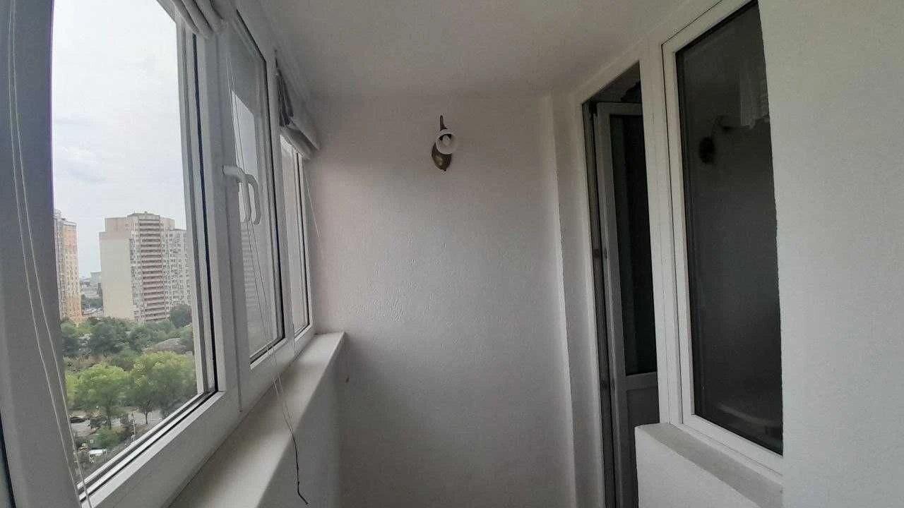Ю.Поправки 14, продам 1 кімнатну з  ремонтом , м.Чернігівськ
