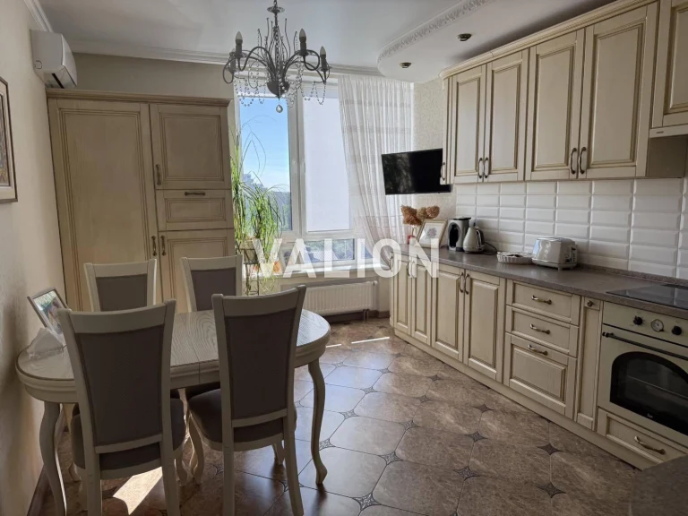 Продажа трехкомнатной квартиры 102 м² на ул. Феод