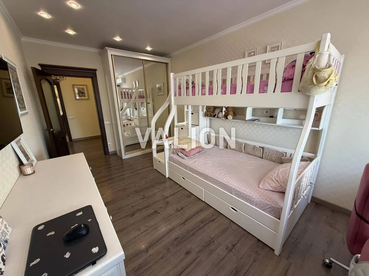 Продажа трехкомнатной квартиры 102 м² на ул. Феод