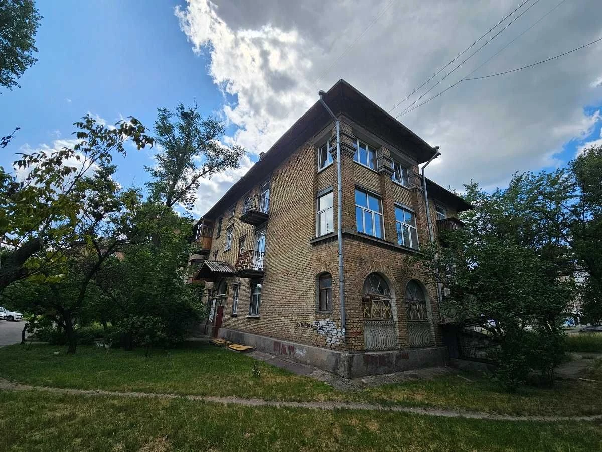 Каденюка  Леоніда пр. (колишня назва проспект Гагаріна ) 8.,