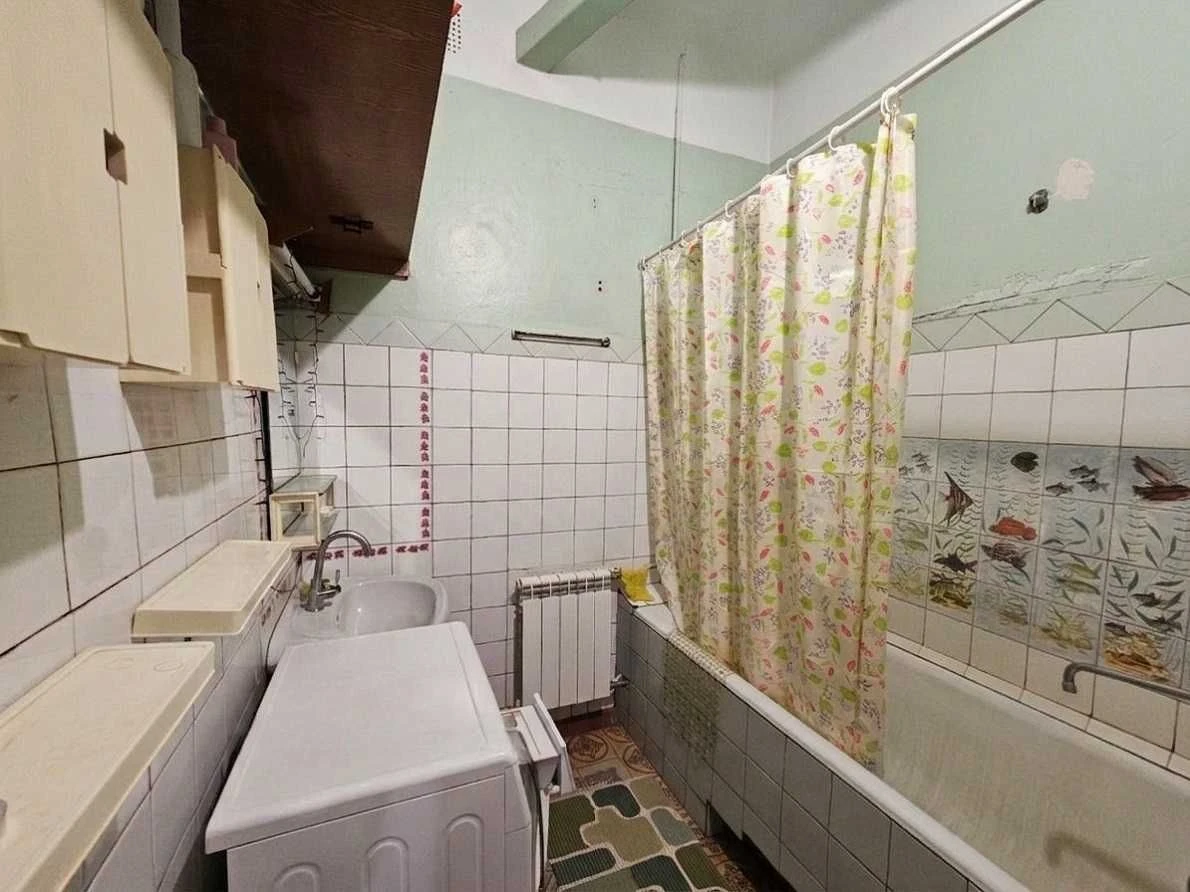 Каденюка  Леоніда пр. (колишня назва проспект Гагаріна ) 8.,