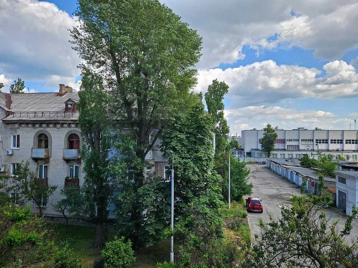 Каденюка  Леоніда пр. (колишня назва проспект Гагаріна ) 8.,