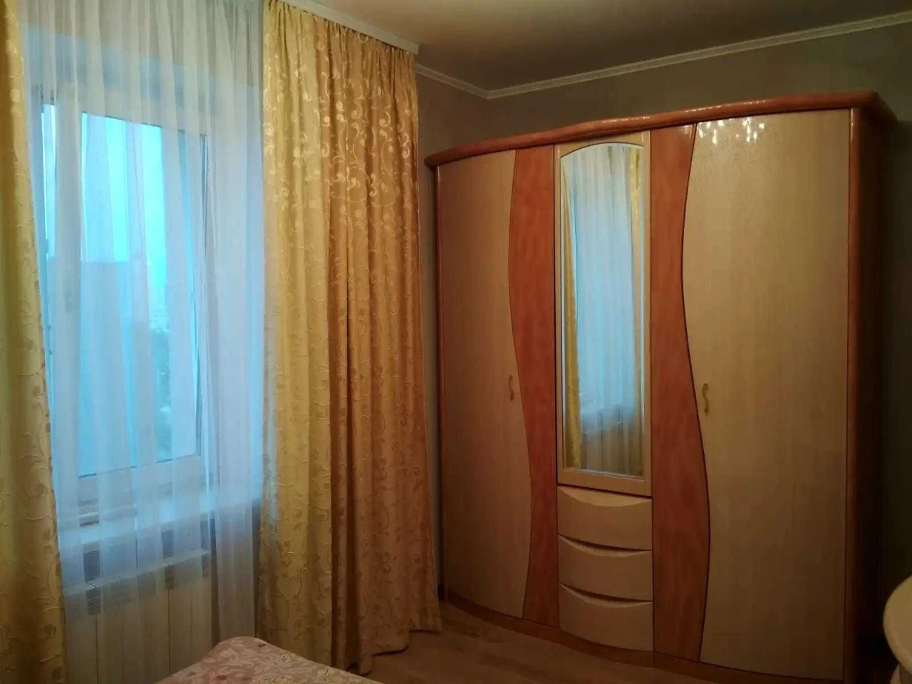 Продам на  Оболоні з ремонтом меблями та технікою.метро Мінс