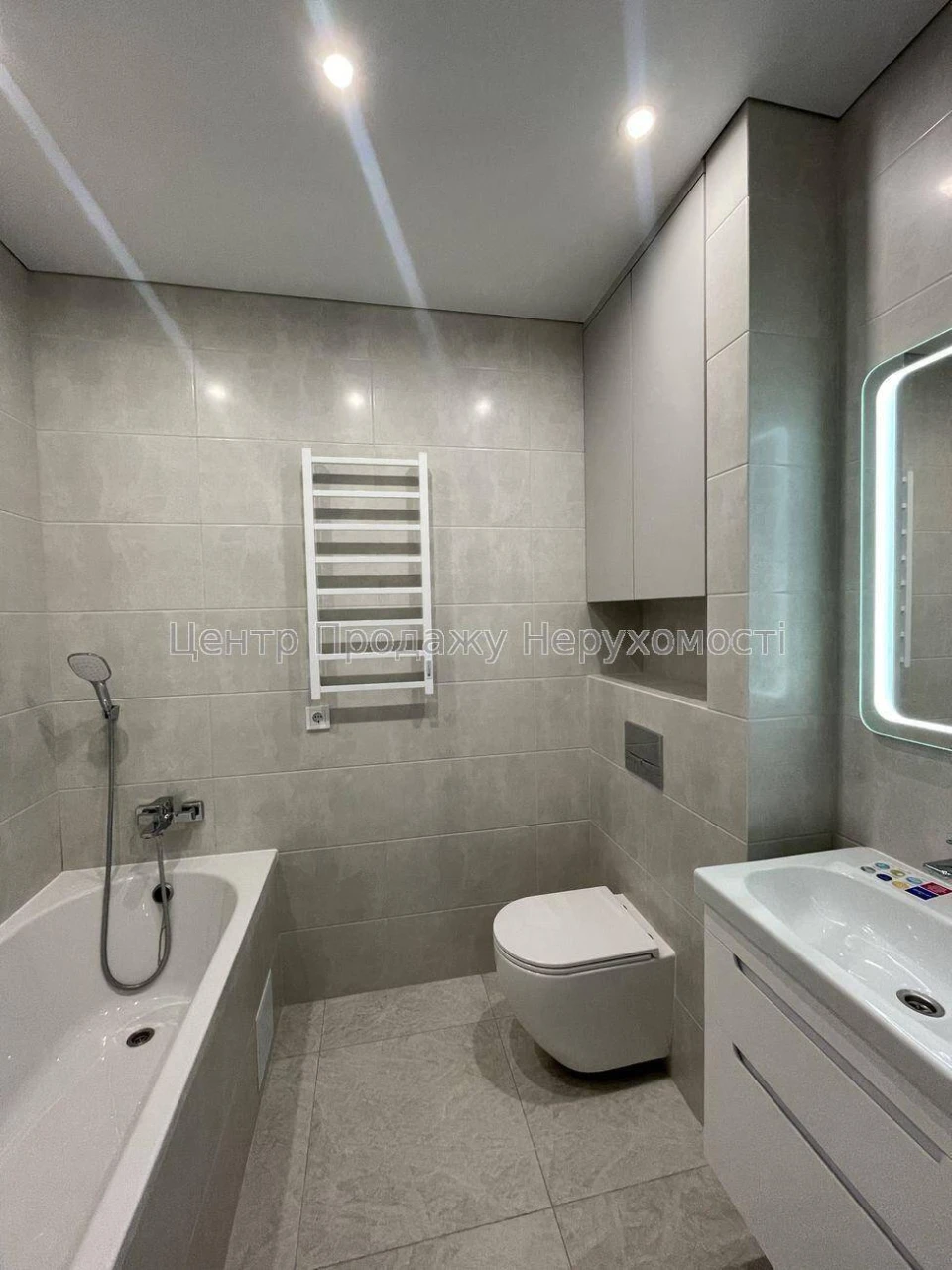 Продаж 2-кімн. квартири 70 м², 17/25 пов, ЖК Варшавський 3,