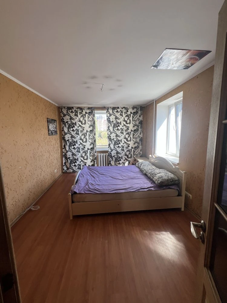 Продаж трьохкімнатної квартири Євгена Коновальця 15