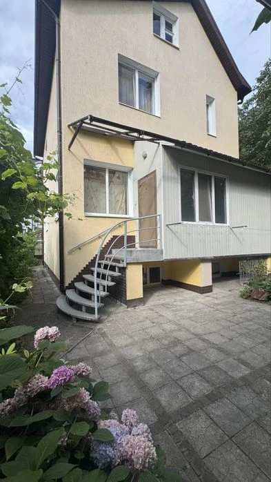 Продам  будинок біля парку Шевченка