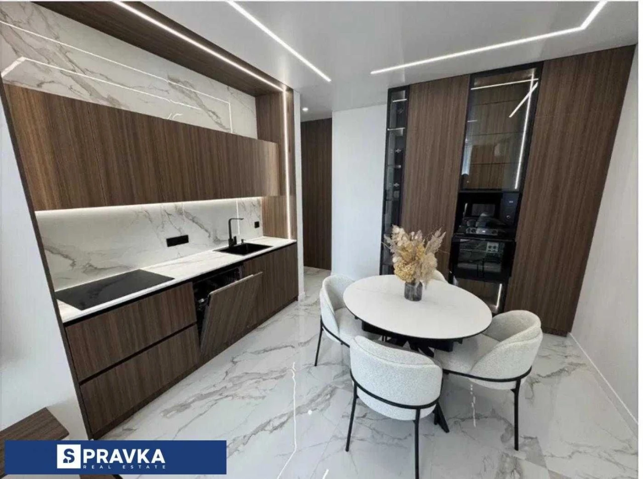 Продаж квартири бізнес класу, з авторським ремонтом біля Мор