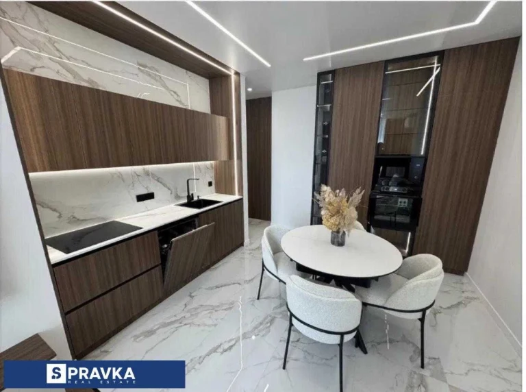 Продаж квартири бізнес класу, з авторським ремонтом біля Мор