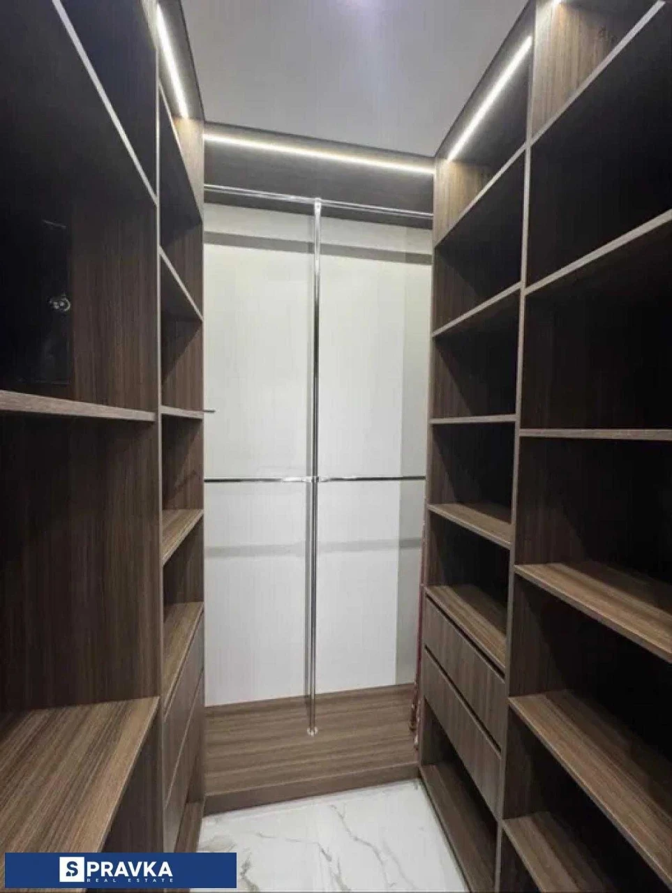 Продаж квартири бізнес класу, з авторським ремонтом біля Мор