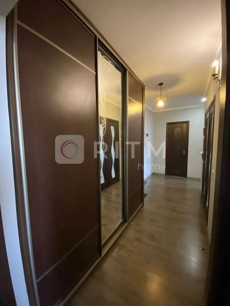 Простора двокімнатна квартира площею 69 м² у цегляному будин