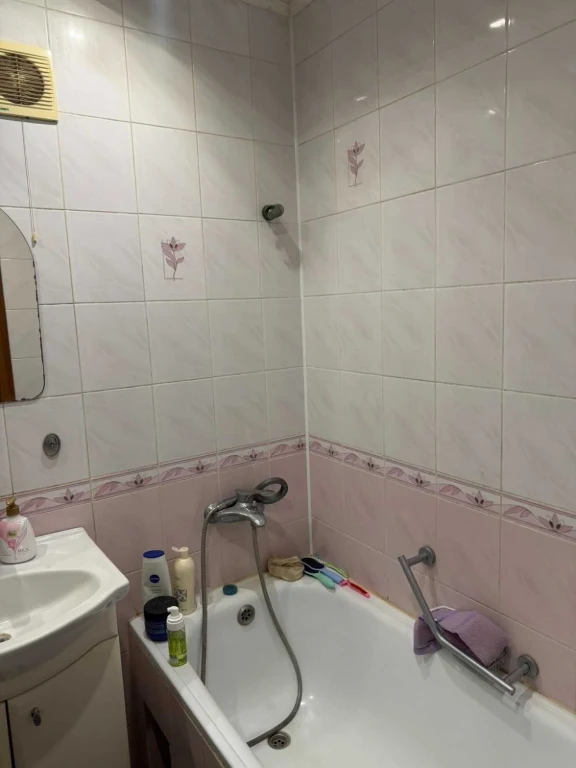 Продаж 2 к квартири 45м.кв Виставка