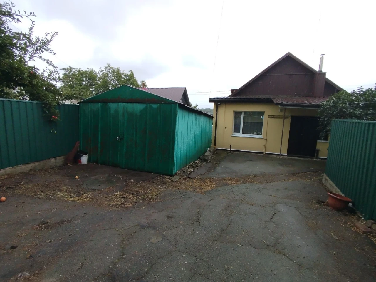Окрема частина будинку з власним подвір'ям