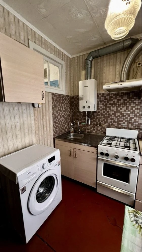 Продам 2 кімнатну квартиру по вул.Смілянській в теплому цегл