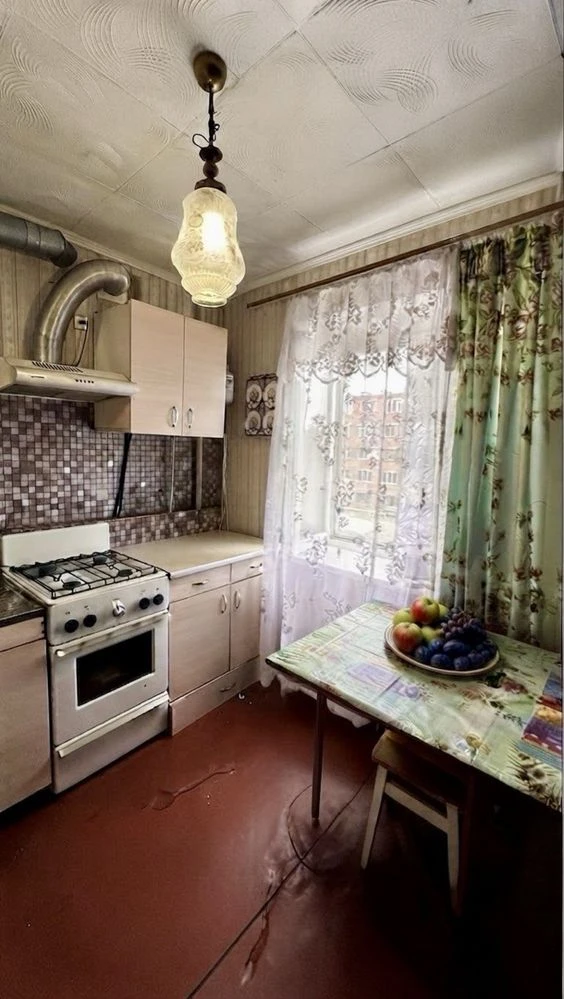 Продам 2 кімнатну квартиру по вул.Смілянській в теплому цегл
