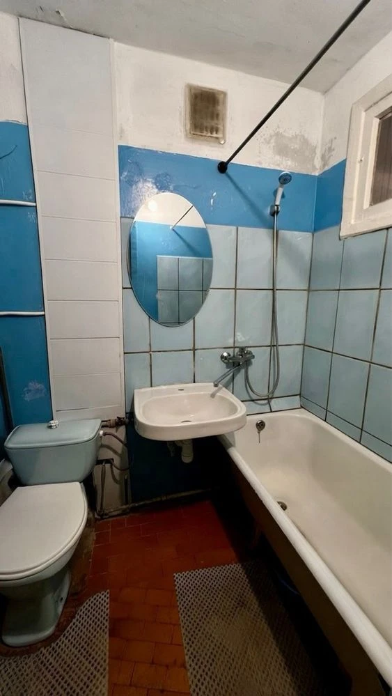 Продам 2 кімнатну квартиру по вул.Смілянській в теплому цегл