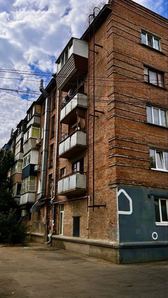 Продам 2 кімнатну квартиру по вул.Смілянській в теплому цегл