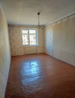 Продаж крупногабаритної двокімнатної квартири в центрі міста