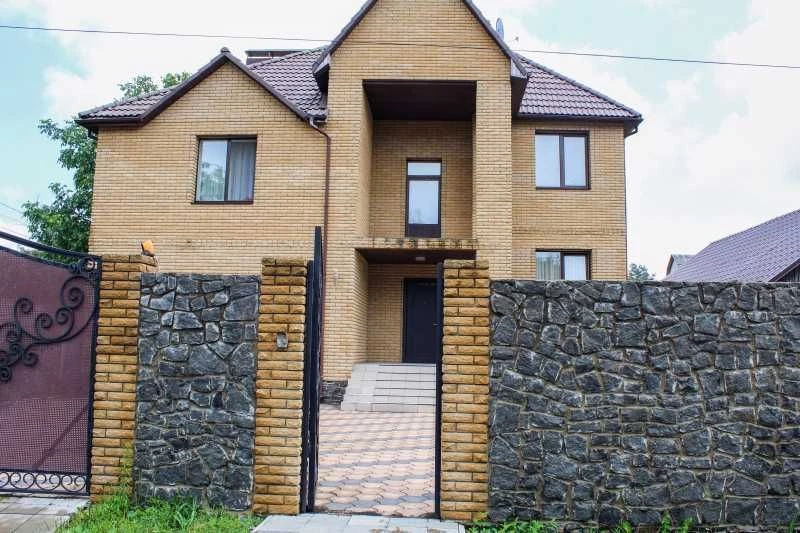 Будинок на Корбутівці в престижному районі над річкою
