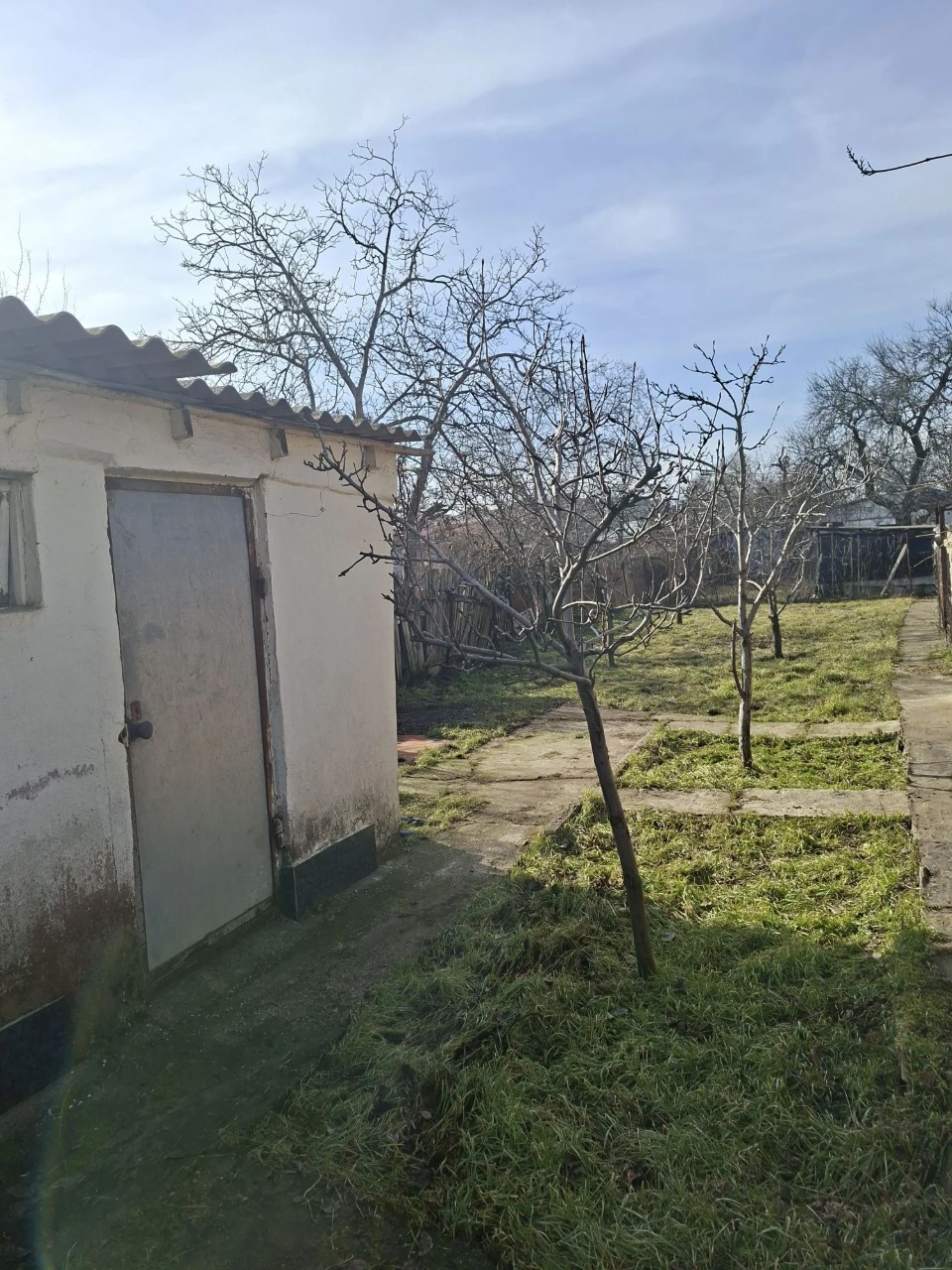 Продам земельну ділянку в центрі міста з маленьким будиночко