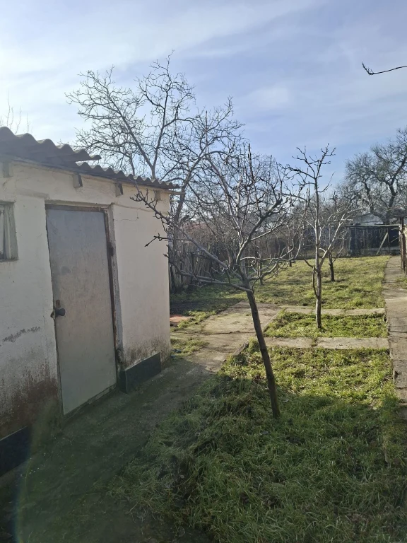 Продам земельну ділянку в центрі міста з маленьким будиночко
